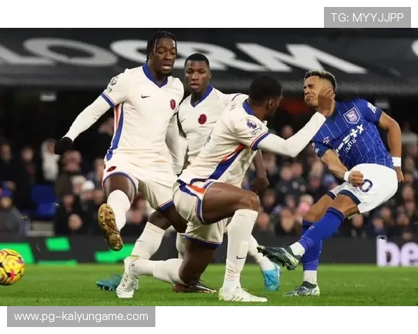 切尔西中场连续换位制造防线空档并打入一球